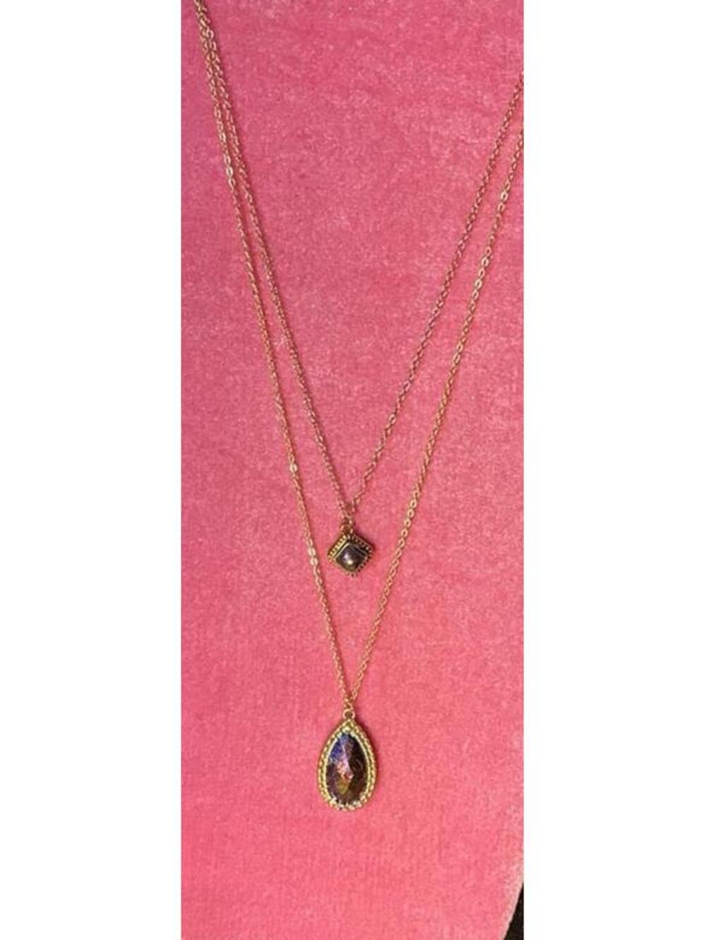 Necklaces 2 very pretty fashion jewelry two separate necklaces new condition